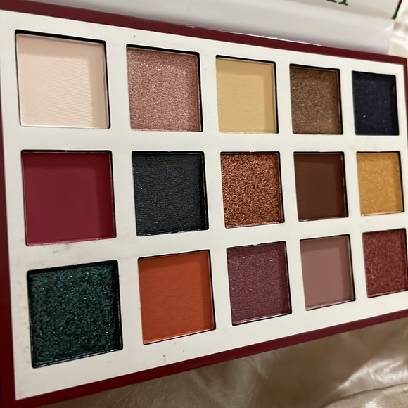 Esmeralda ll-by Beauty Creations Eyeshadow palette - Picture 2 of 6